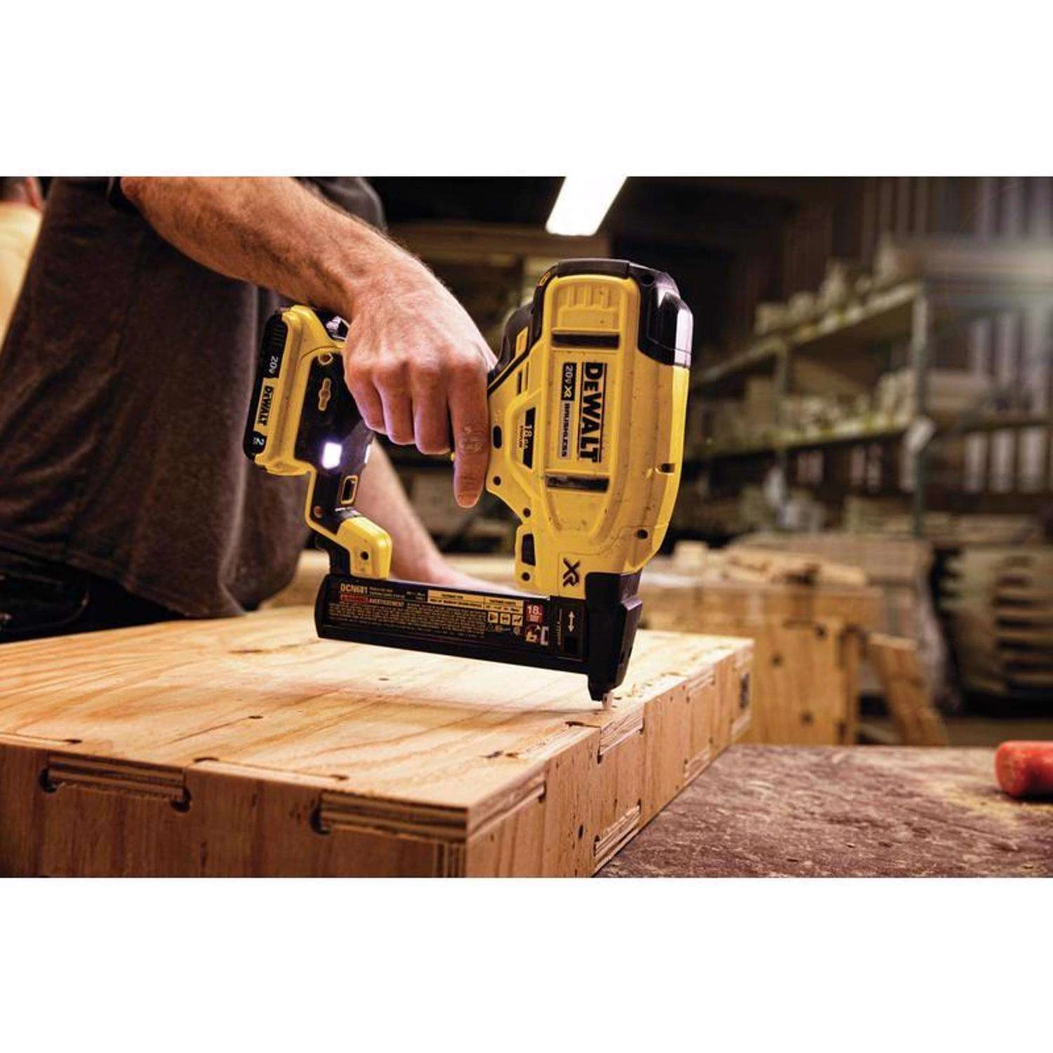 DeWalt 20V MAX XR 18 Ga. Cordless Tacker 20 V 8 DeWalt 20V MAX XR 18 Ga. Cordless Tacker 20 V - Image 6