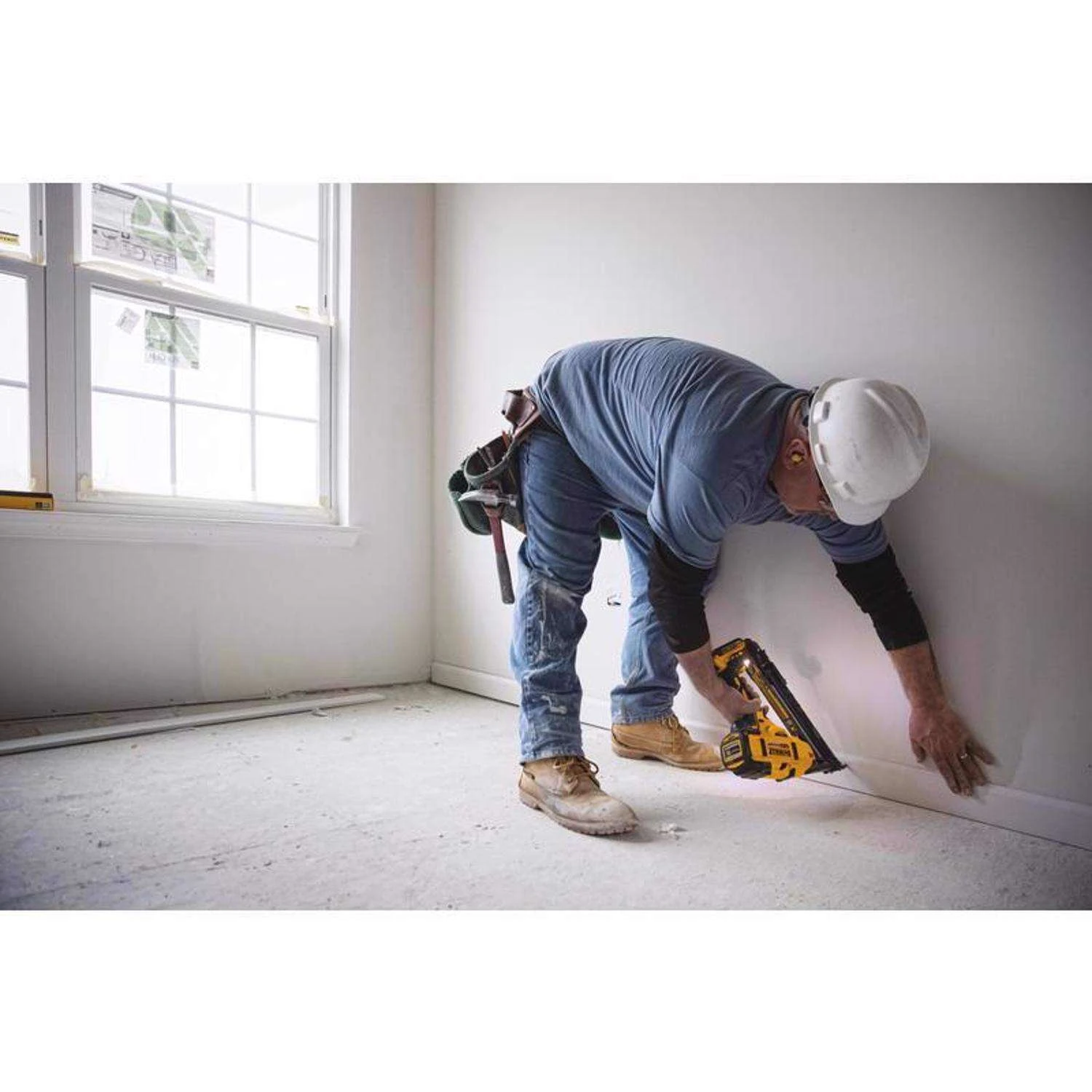 DeWalt 20V Max XR 15 Ga. Cordless Nailer 20 V 8 DeWalt 20V Max XR 15 Ga. Cordless Nailer 20 V - Image 6